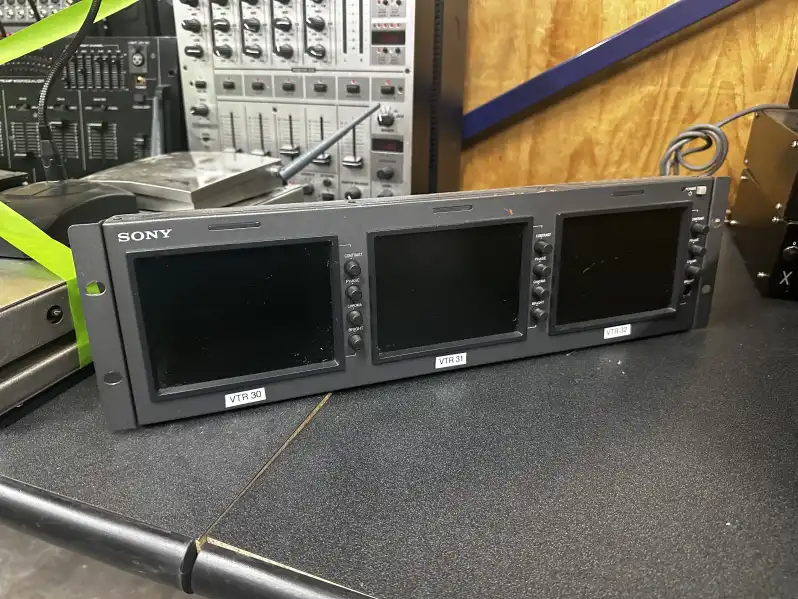 Image of 3 Screen Rack Mount Component